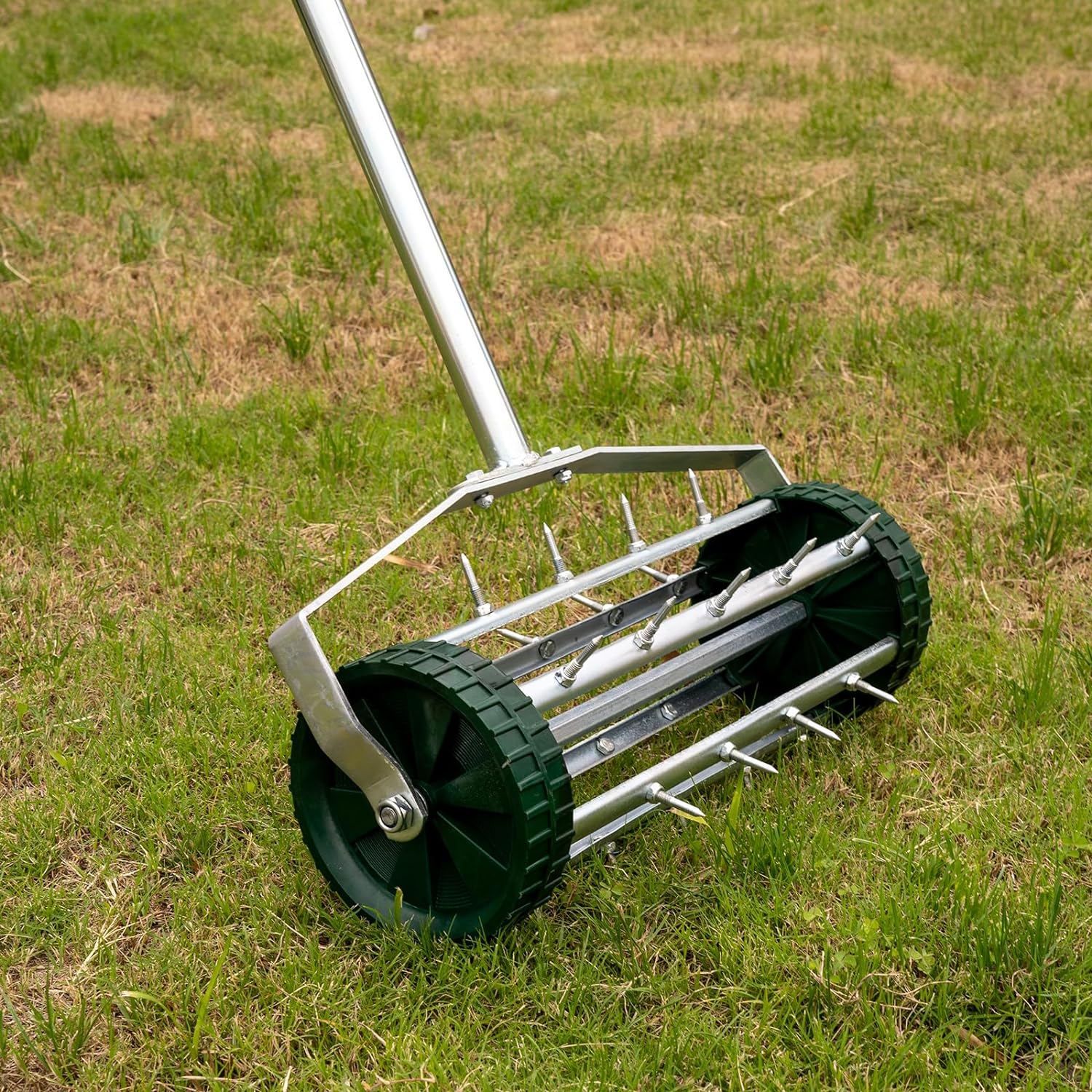 Heavy-duty roller lawn aerator, 16'' with rotating push-type toothed nail soil and lawn aerator, garden tool with a three-section long steel handle, suitable for garden lawn maintenance, garden rotating push type.